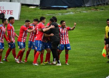 Lluvia de goles en Linares: el Depo venció a Trasandino y sigue en carrera por el ascenso